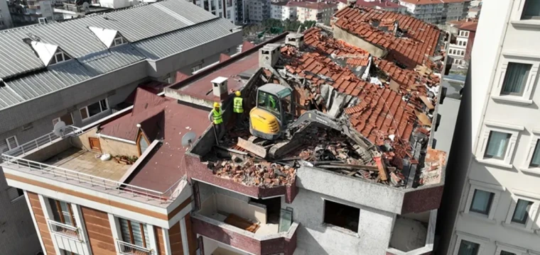 Bağcılar'da gündem olan riskli bina yıkılıyor