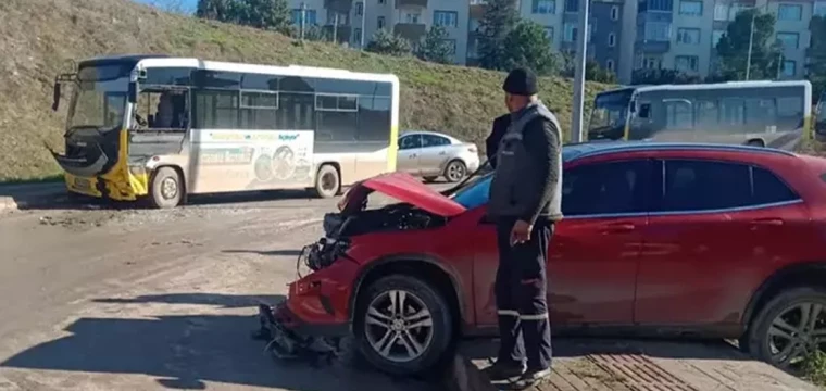 Halk otobüsüyle otomobil çarpıştı sürücü yaralandı