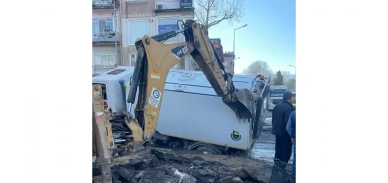 Yol çöktü, kamyonu iş makineleri çıkardı