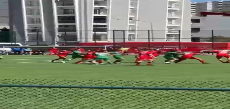 Futbol turnuvasında oyuncular tekme tokat birbirine girdi
