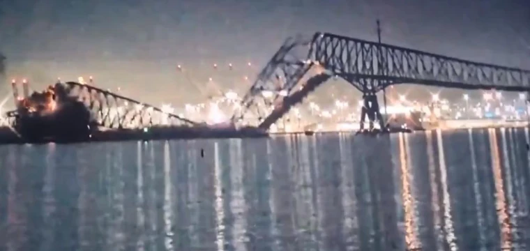 ABD'DE FELAKET! Gemi köprüye çarptı araçlar bir bir nehre uçtu!
