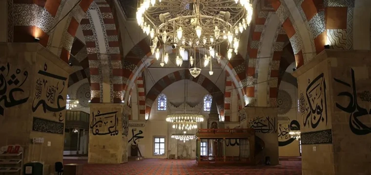 Hat yazılarıyla bir şaheser: Edirne Eski Cami