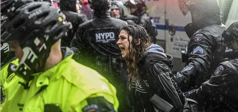 New York polisi Filistin destekçisi göstericilere sert müdahale etti