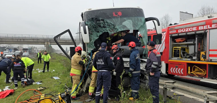 Yolcu otobüsü, bariyerlere çarptı; 17 yaralı