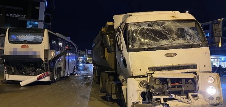 Yolcu otobüsü ile hafriyat kamyonu çarpıştı: 4 yaralı