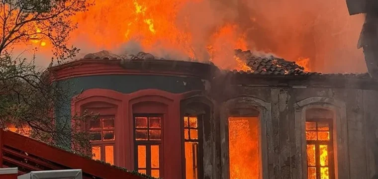 2 katlı tarihi binada çıkan yangın söndürüldü.