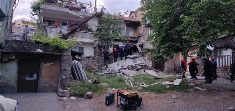 Ağır hasarlı bina kendiliğinden çöktü