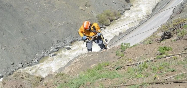 Dağcılar heyelan sonrası tehlike oluşturan kayaları düşürüyor
