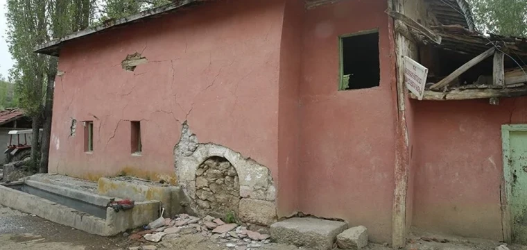 Depremlerin ardından tarihi caminin girişi ortaya çıktı
