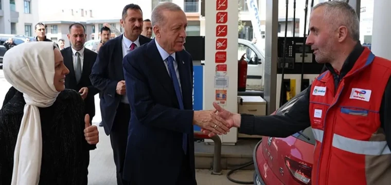 Erdoğan, akaryakıt istasyonu çalışanlarını ziyaret etti