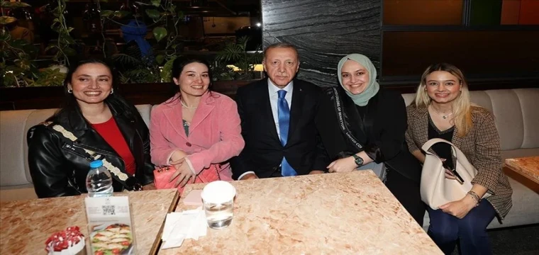 Erdoğan gençlerle kafede bir araya geldi