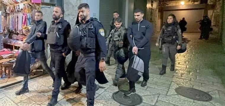 İsrail polisi Kadir Gecesi'nde Mescid-i Aksa'ya saldırdı
