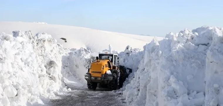 Kilometrelerce yolu kardan temizledi