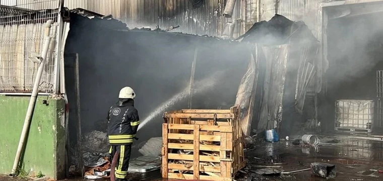 Plastik su tankı üreten fabrikada çıkan yangın söndürüldü