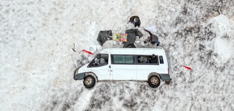 4,5 aydır kar altında kalan minibüsünü çıkarmayı bekliyor