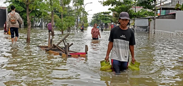 Sel ve toprak kaymasında 15 kişi yaşamını yitirdi