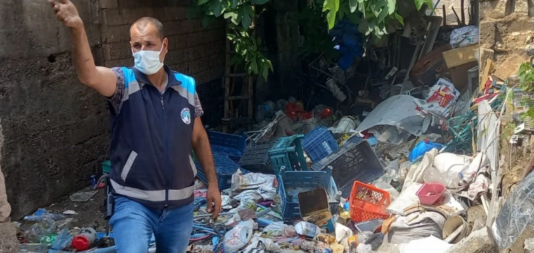 Suriyeli kadın evi çöp yığınına çevirdi! 3 kamyon çöp çıktı