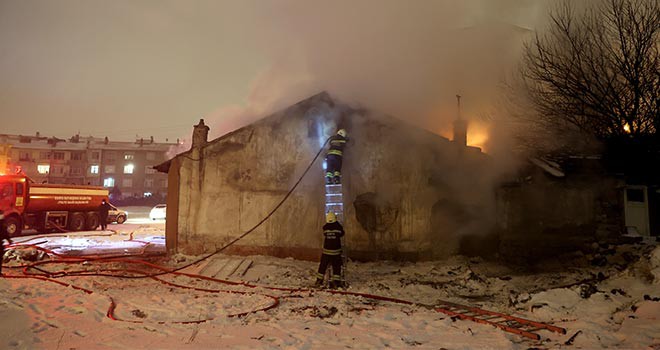 Müstakil evde çıkan yangın hasara yol açtı