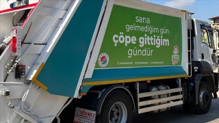Antalya'da şarkılardan uyarlanan sözlerle süslenen çöp kamyonları gülümsetiyor