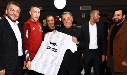 Beşiktaş Başkanı Çebi, futbol takımıyla vedalaştı