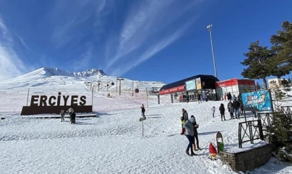 İç Anadolu'nun zirvesi Erciyes'te kar yağışı etkili oluyor