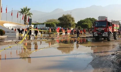 İskenderun'da Su Baskını Sonrası Temizlik