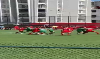 Futbol turnuvasında oyuncular tekme tokat birbirine girdi