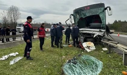 Refüje çarpan yolcu otobüsündeki 17 kişi yaralandı