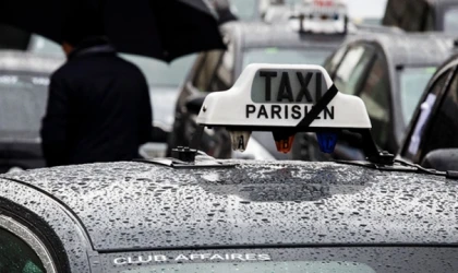 Taksiciler Paris'e giden otoyolu trafiğe kapattı