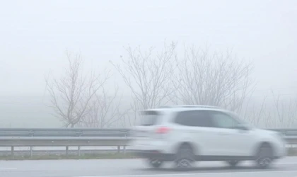 Yoğun sis trafikte görüş mesafesini olumsuz etkiliyor