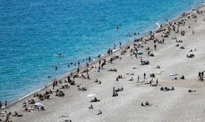 Antalya sahilleri bayram tatili kalabalığı