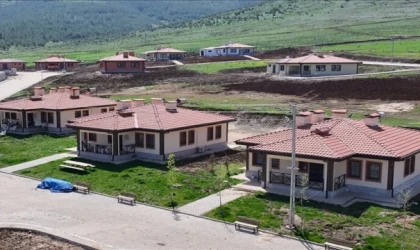 Depremde evleri yıkılan aile yeni evlerine kavuştu