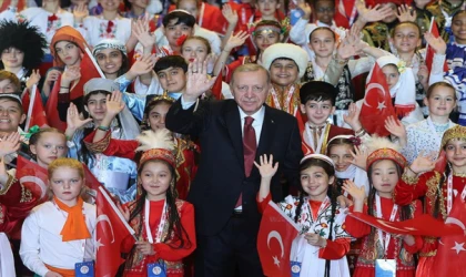 Erdoğan, Türk dünyası çocukları ve TRT Çocuk Şenliği konuk çocuklarıyla bir araya geldi