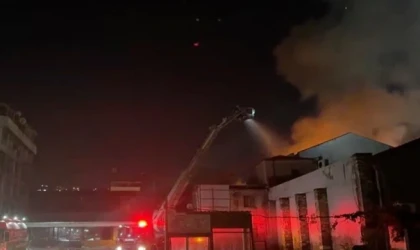 İş merkezinde çıkan yangın söndürüldü