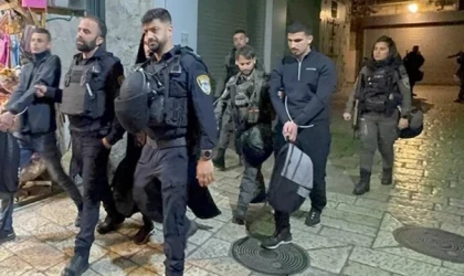 İsrail polisi Kadir Gecesi'nde Mescid-i Aksa'ya saldırdı
