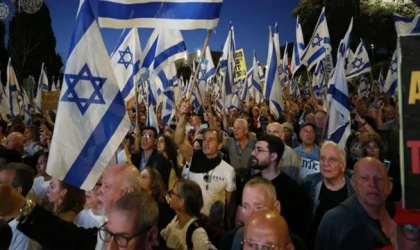 İsrail'de protestoya 100 bin kişi katıldı