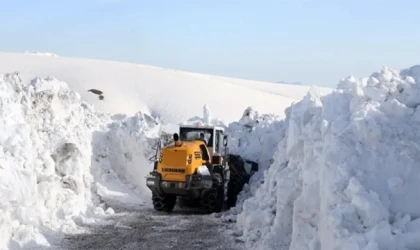 Kilometrelerce yolu kardan temizledi
