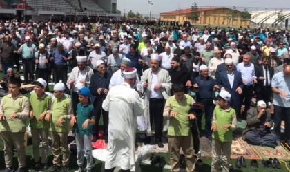 Konya'da yüzlerce kişi yağmur için dua etti!