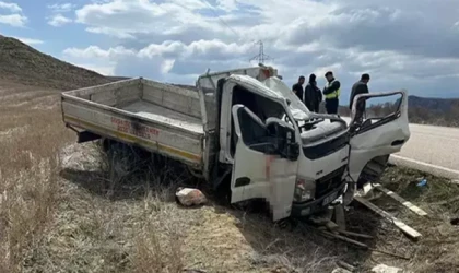 Sivas'ta kamyonet devrildi: 1 ölü, 2 yaralı