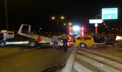 Ticari taksi demir bariyerlere çarptı: 1 ölü, 5 yaralı