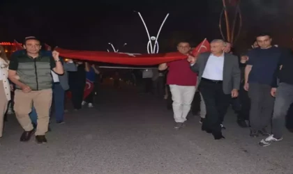 300 metrelik Türk bayrağı ile fener alaylı gençlik yürüyüşü