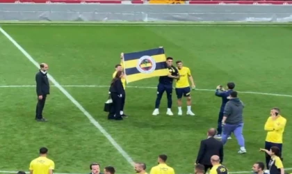 Fenerbahçeli futbolcular Galatasaray'ın sahasının ortasında bayrak açtı