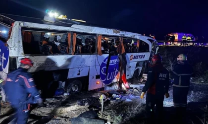 Yolcu otobüsü devrildi 2 kişi öldü, 34 kişi yaralandı