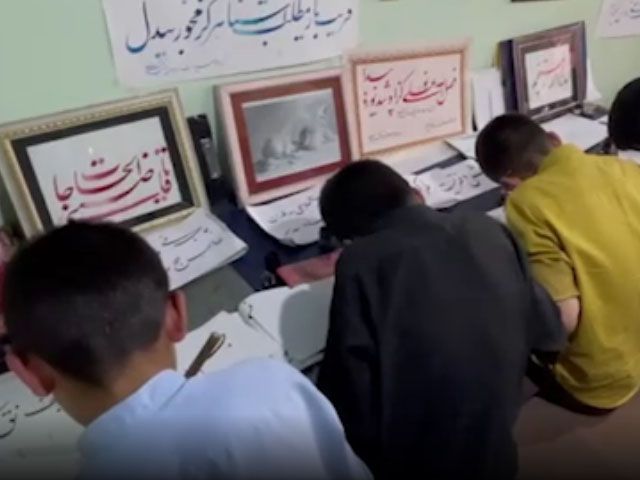 Afganistan’da çocuklara hat sanatı eğitimi