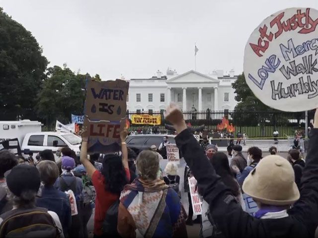 Çevrecilerin Beyaz Saray yakınlarında düzenlediği miting ikinci gününde