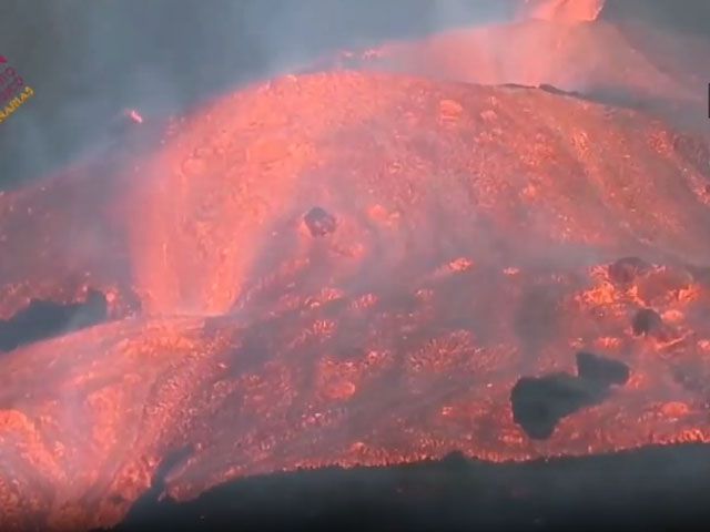 Cumbre Vieja Yanardağı'nın ana ağzında meydana gelen bir kırılma sonrasında oluşan lav akışı görüntü