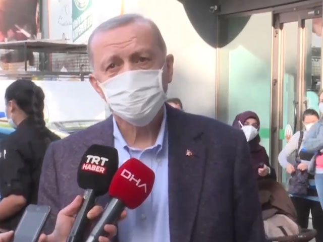 Cumhurbaşkanı Erdoğan, evinin yakınındaki bir marketi ziyaret etti