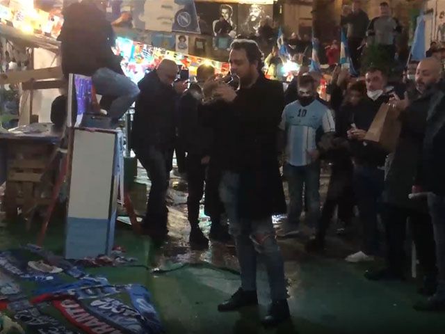 Maradona için İtalya'nın Napoli kentinde anma töreni düzenlendi