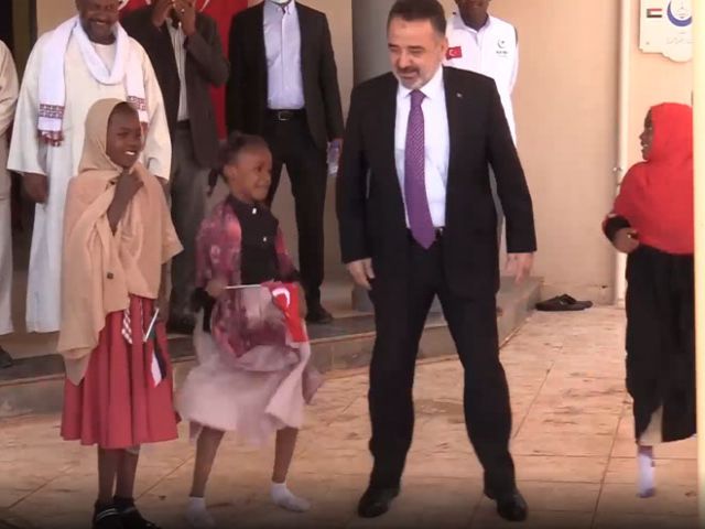 Türkiye'nin Hartum Büyükelçisi İrfan Neziroğlu, Sudanlı yetim çocuklarla oyun oynadı