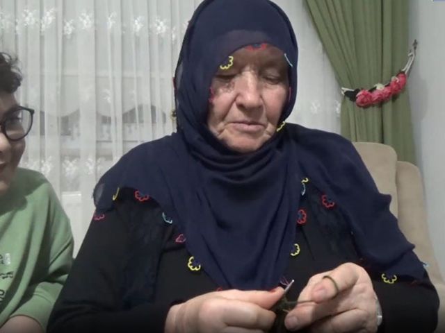 74 yaşındaki şehit eşinin ördüğü atkılar Mehmetçiğe gönderilecek